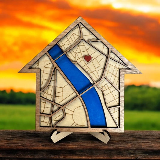 Házikó alakú, egyedi lézervágott fa térkép ajándék