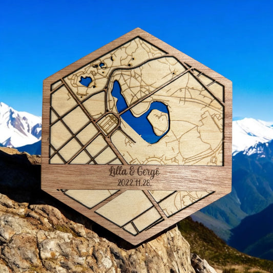 Hexagon alakú, egyedi lézervágott fa térkép ajándék