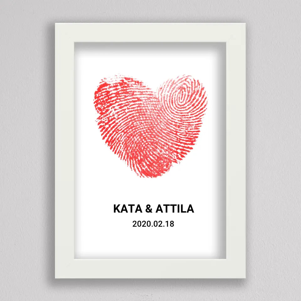 Ujjlenyomat szív kép fehér keretben, két piros ujjlenyomat egy szívvé olvad, alatta KATA & ATTILA