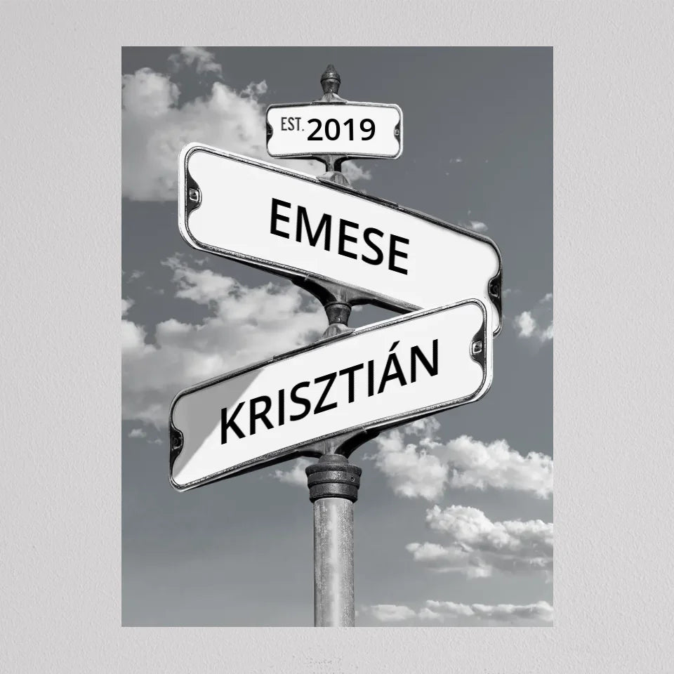 Szerelmes utcanévtábla kép keret nélkül, fekete-fehér felhős háttér előtt két egymást keresztező tábla