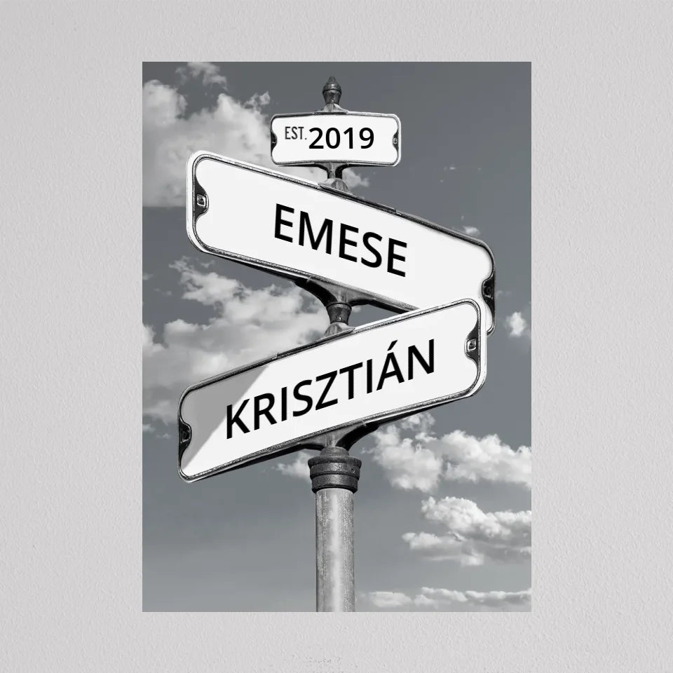 Utcanévtábla kép évszámmal keret nélkül, kis évszámos tábla a két névtábla fölött, alatta az oszlop