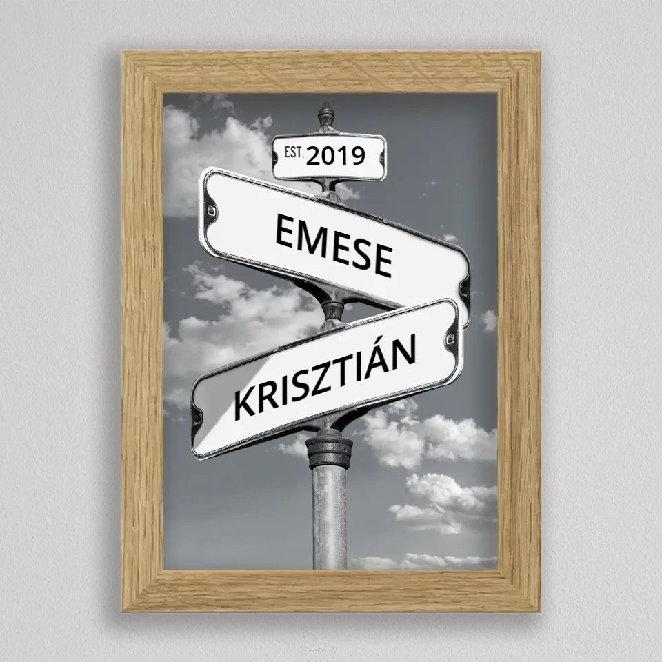 Utcanévtábla kép évszámmal tölgyfa hatású keretben, kis évszámos tábla a két névtábla fölött, alatta az oszlop
