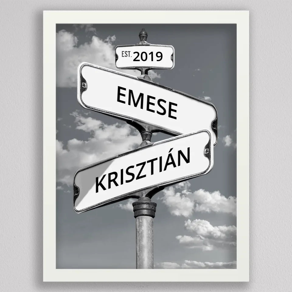 Szerelmes utcanévtábla kép fehér keretben, nagy fekete betűs nevek két ferde utcanévtáblán