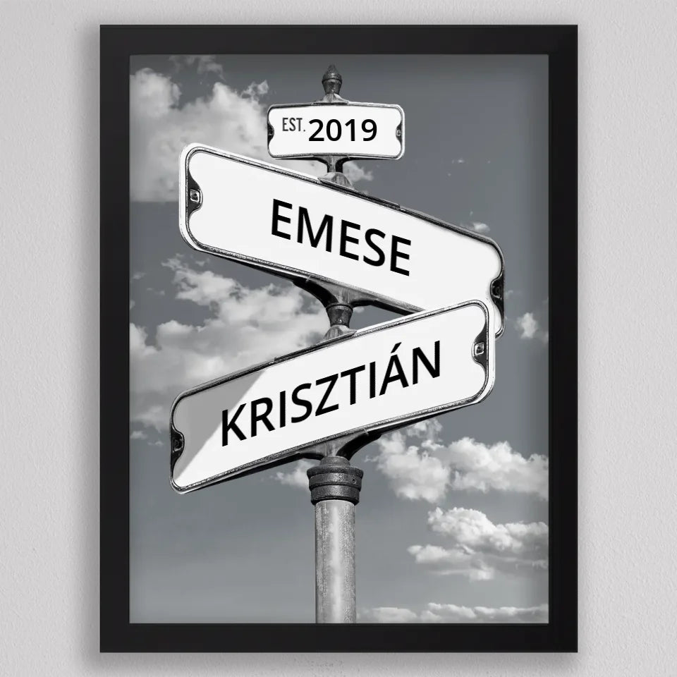 Utcanévtáblás kép két névvel fekete keretben, kis évszámos tábla a két névtábla fölött, alatta az oszlop
