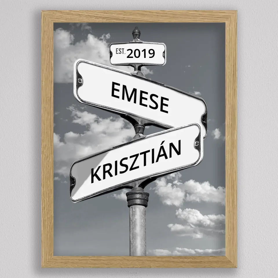 Utcanévtábla kép évszámmal tölgyfa hatású keretben, álló elrendezés: oszlop, évszám, két névtábla, égbolt