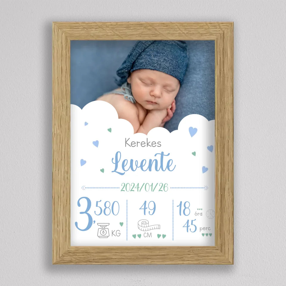 Születési adatos plakát kisfiúnak tölgyfa hatású keretben, alvó baba kötött kék sapkában, alatta név, dátum, súly, hossz, idő