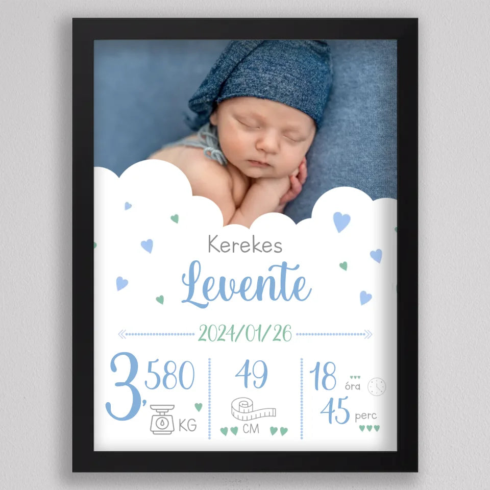 Újszülött köszöntő plakát kisfiúnak fekete keretben, alvó baba kötött kék sapkában, alatta név, dátum, súly, hossz, idő