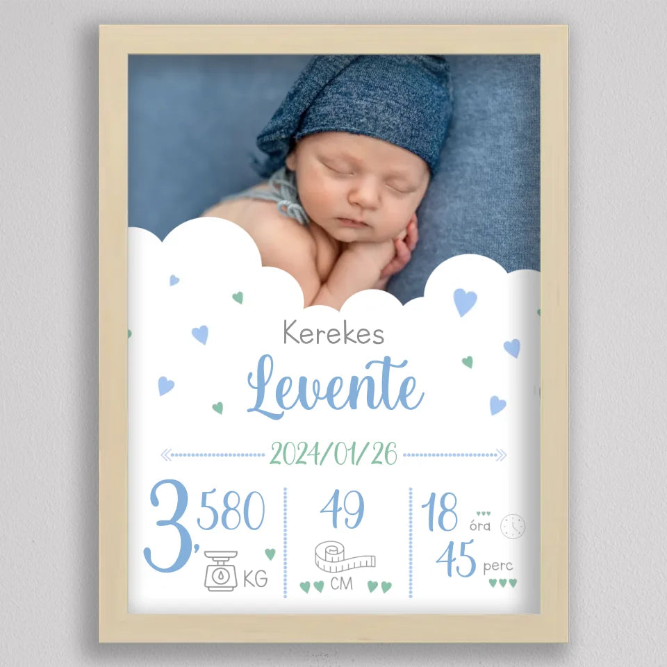 Babaköszöntő kép fotóval nyírfa hatású keretben, fehér felhők a fotó alatt, kék betűkkel a keresztnév