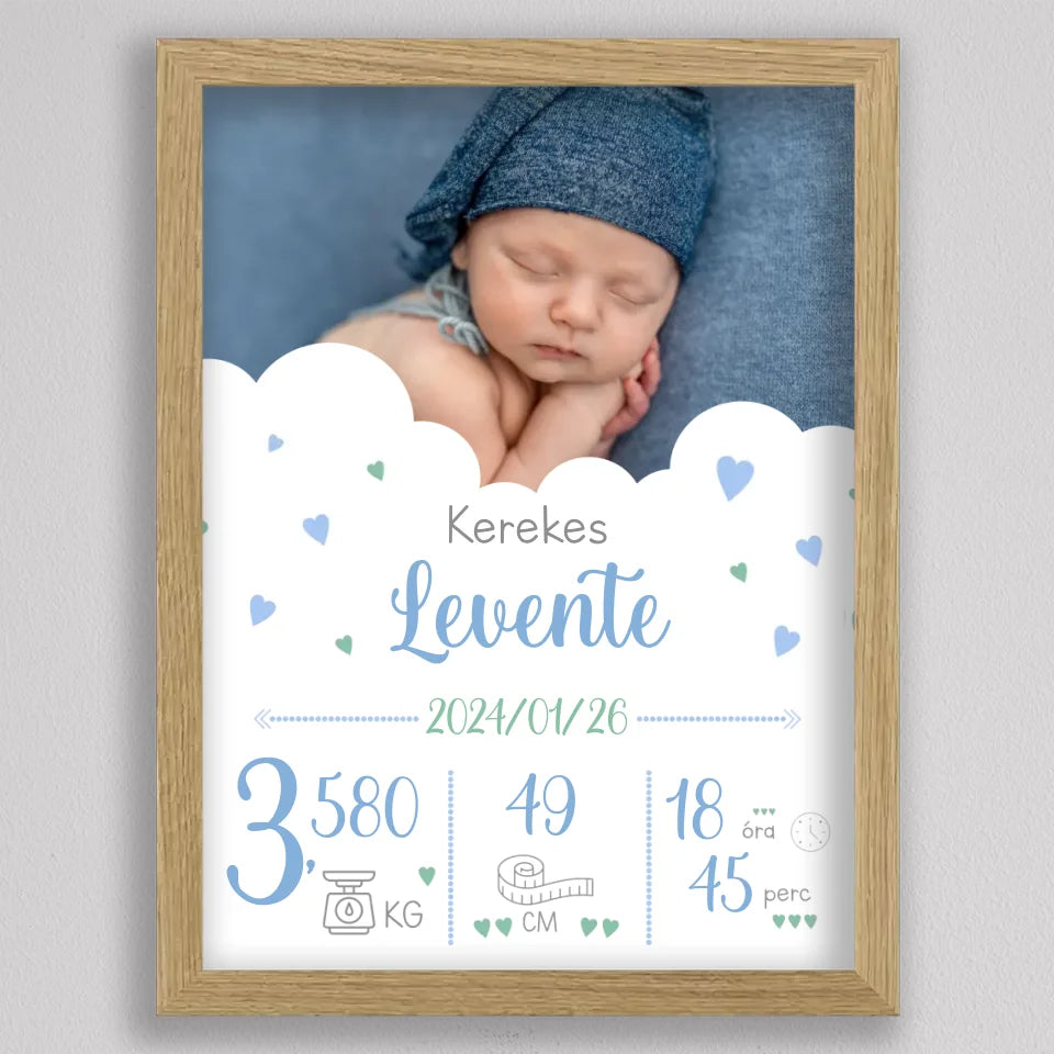 Születési adatos plakát kisfiúnak tölgyfa hatású keretben, álló elrendezés: babafotó fent, alatta név és születési adatok