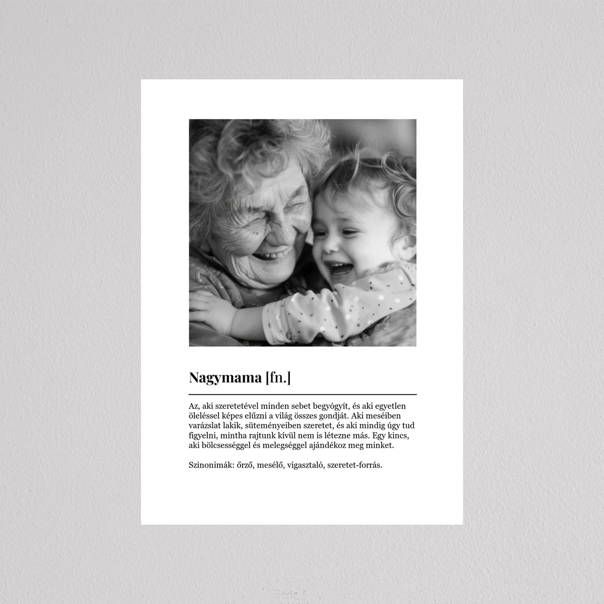 Szeretet szótár a nagymamáról keret nélkül, fekete-fehér mintafotón nagymama kisgyereket ölel, alatta definíció