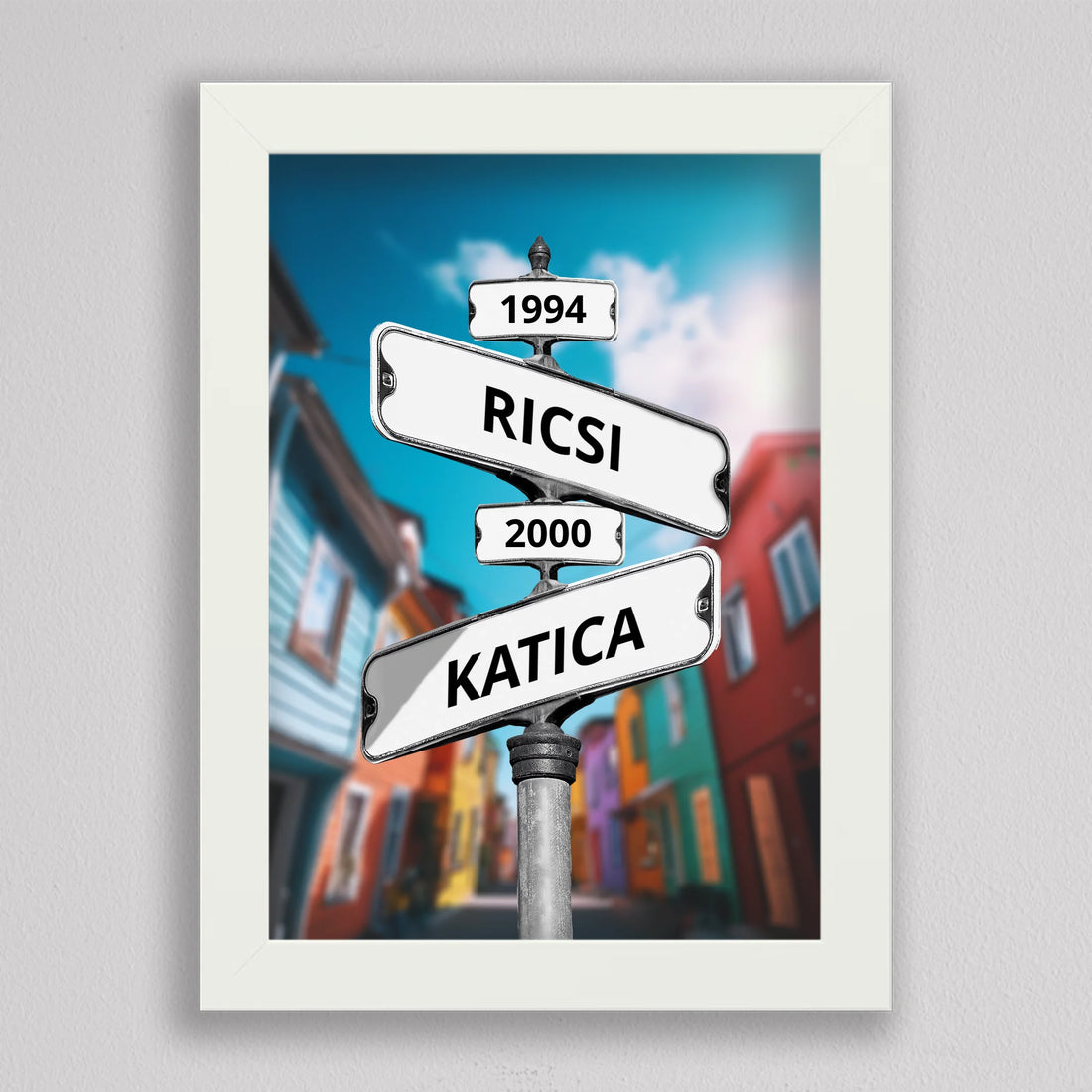 Évszámos utcanévtábla kép fehér keretben, útjelző oszlop két névtáblával, felettük kis táblán évszám