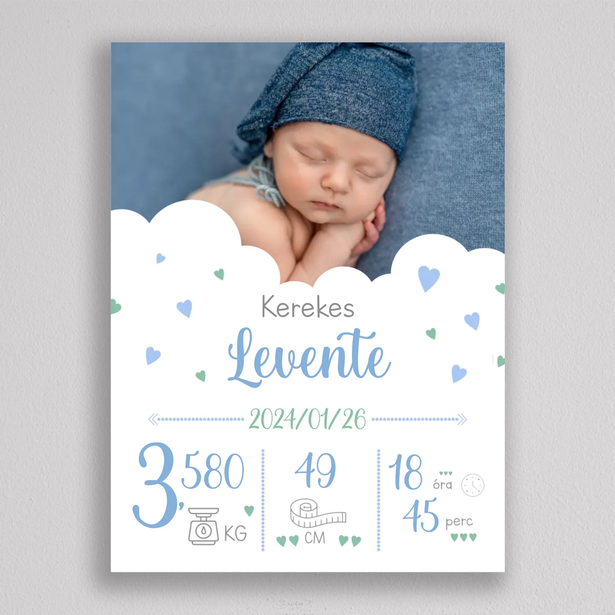 Újszülött köszöntő plakát kisfiúnak keret nélküli nyomatként, kék kézírásos név, felhők és kék, zöld szívecskék