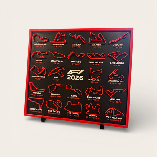 3D-s 2026-os F1 versenynaptár pályákkal és dátumokkal (25x22 cm), asztali vagy fali kivitelben, tökéletes ajándék