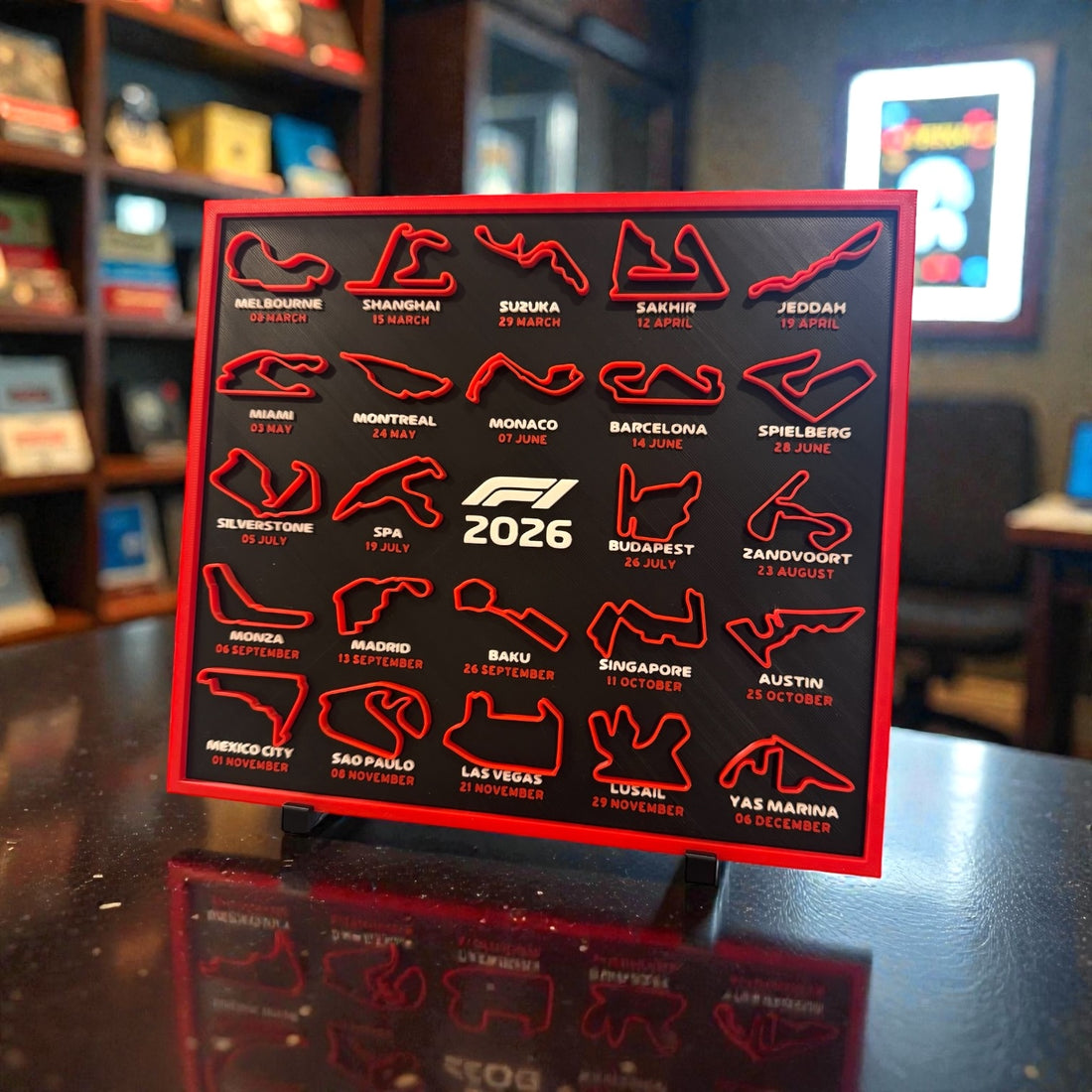 3D-s 2026-os F1 versenynaptár pályákkal és dátumokkal (25x22 cm), asztali vagy fali kivitelben, tökéletes ajándék